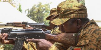 Des soldats burkinabés effectuent un exercice de rechargement tactique près de Po - au Burkina Faso - le 17 février 2019