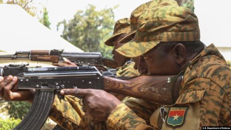 Des soldats burkinabés effectuent un exercice de rechargement tactique près de Po - au Burkina Faso - le 17 février 2019