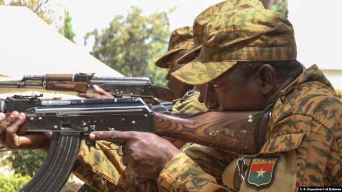 Des soldats burkinabés effectuent un exercice de rechargement tactique près de Po - au Burkina Faso - le 17 février 2019 Des-soldats-burkinabés-effectuent-un-exercice-de-rechargement-tactique-près-de-Po-au-Burkina-Faso-le-17-février-2019 Burkina-Faso :  un Nouveau massacre djihadiste dans le nord.