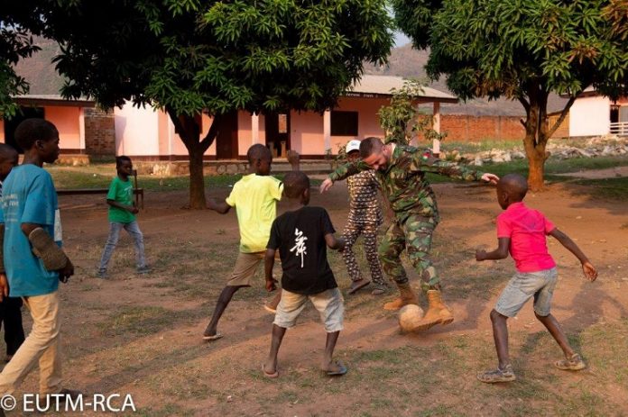 LE CONTINGENT PORTUGAIS AUPRÈS DES ENFANTS DE L’ÉCOLE SAINT-BERNARD à Kassaï en janvier 2020. LE-CONTINGENT-PORTUGAIS-AUPRÈS-DES-ENFANTS-DE-L’ÉCOLE-SAINT-BERNARD-à-Kassaï-1