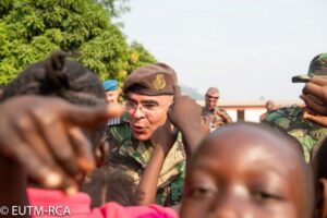 LE CONTINGENT PORTUGAIS AUPRÈS DES ENFANTS DE L’ÉCOLE SAINT-BERNARD à Kassaï en janvier 2020. CopyrightEUTM-RCA LE-CONTINGENT-PORTUGAIS-AUPRÈS-DES-ENFANTS-DE-L’ÉCOLE-SAINT-BERNARD-à-Kassaï-3