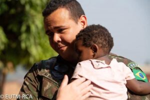 LE CONTINGENT PORTUGAIS AUPRÈS DES ENFANTS DE L’ÉCOLE SAINT-BERNARD à Kassaï en janvier 2020. CopyrightEUTM-RCA LE-CONTINGENT-PORTUGAIS-AUPRÈS-DES-ENFANTS-DE-L’ÉCOLE-SAINT-BERNARD-à-Kassaï-4