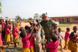 LE CONTINGENT PORTUGAIS AUPRÈS DES ENFANTS DE L’ÉCOLE SAINT-BERNARD à Kassaï en janvier 2020. CopyrightEUTM-RCA LE-CONTINGENT-PORTUGAIS-AUPRÈS-DES-ENFANTS-DE-L’ÉCOLE-SAINT-BERNARD-à-Kassaï-5-janvier-2020