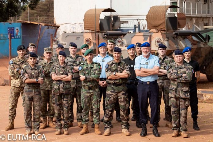 Bangui (République centrafricaine) - L’EUTM-RCA est principalement connue pour l’appui apporté dans la formation de base des jeunes recrues ou la remise à niveau des bataillons des FACA grâce aux instructeurs du pilier « Formation Opérationnelle » ou pour l’instruction dispensée par les instructeurs du pilier « Education »aux sous-officiers et officiers dans le cadre des formations spécialisées (transmissions, administration, gestion de projets, etc.). Le-pilier-«-Conseil-stratégique-»-EUTM EUTM-RCA : Le pilier « Conseil stratégique », un rôle essentiel à la remontée en puissance des Forces armées centrafricaines (FACA)