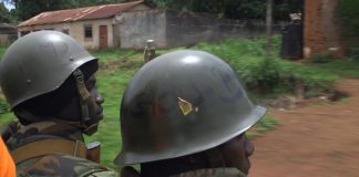 deux soldats faca en casques blindés militaires dans leur pickup en patrouille à Bangassou