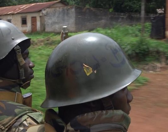 deux soldats faca en casques blindés militaires dans leur pickup en patrouille à Bangassou