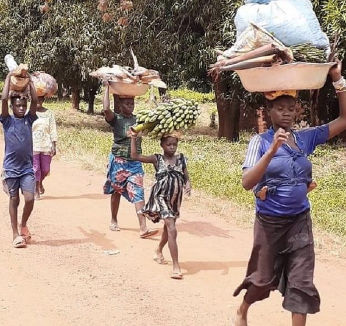 Les habitants de Bria. Crédit photo : Moïse Banafio / Corbeaunews-Centrafrique. déplacement-des-habitants-de-Bria-le-10-novembre-2019-par-banafio-pour-corbeaunews-centrafrique Bria : trois jeunes torturés par les gendarmes du FPRC