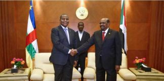 L'ex-chef d'État soudanais Omar El-Bechir et le Président centrafricain Faustin Archange Touadera lors de paraphe de l'accord politique pour la paix et la réconciliation en République centrafricaine à Khartoum, au Soudan. CopyrightDR.