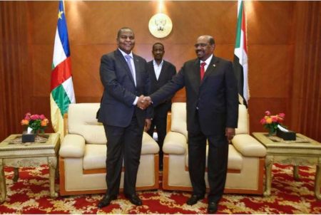 La dangereuse duplicité de Touadéra dans la crise soudanaise CopyrightDR. el-bechir-du-soudan-et-touadera-de-la-centrafrique-a-khartoum-lors-de-la-signature-accord-de-paix-avec-les-groupes-armes APPR en République centrafricaine : joyeux ou triste anniversaire ?