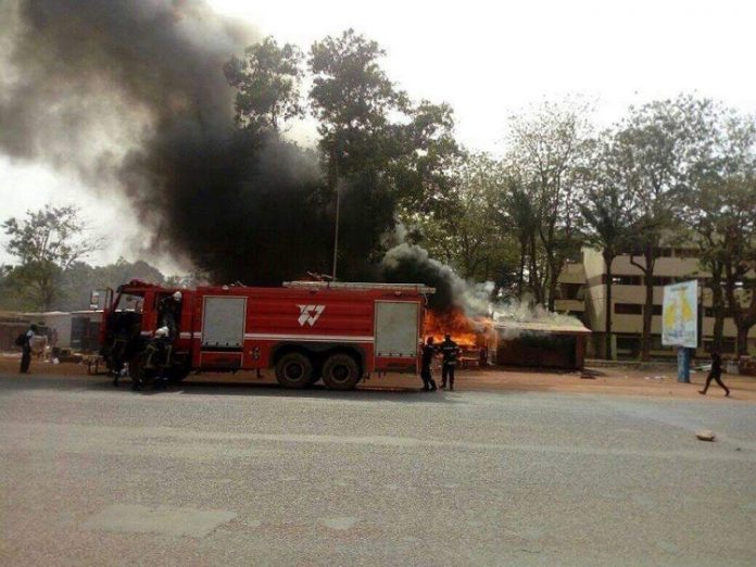 Incendie des kiosques de papeterie devant l'Université de Bangui le 19 janvier 2020. Crédit photo : Corbeaunews-Centrafrique (CNC. incendie-2-devant-luniversité-de-bangui-dans-les-kiosques-de-papeterie-photocopiie RCA : Violent incendie des kiosques de papeterie à Bangui.