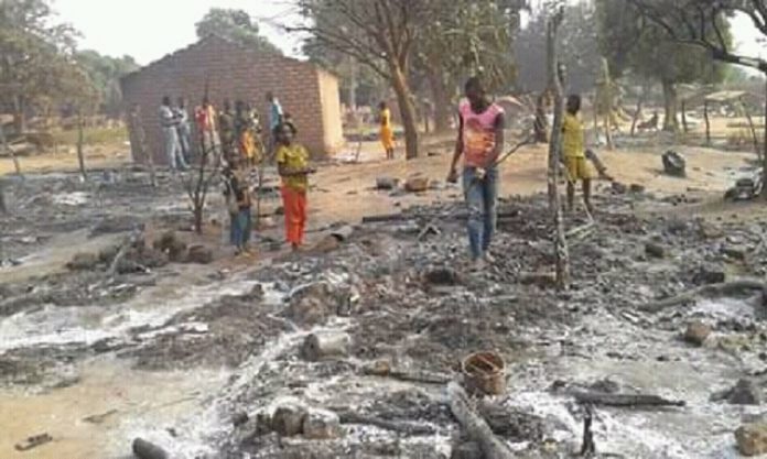 incendie camp des déplacés de Lapago à Bambari le 3 janvier 2020 par cnc incendie-camp-des-déplacés-de-Lapago-à-Bambari-le-3-janvier-2020-par-cnc Centrafrique :Incendie dans un camp des déplacés à Bambari.