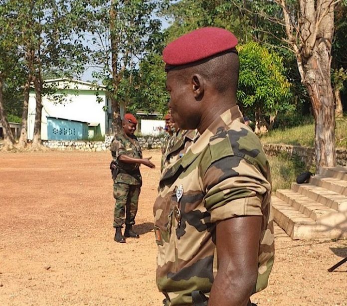 le chef d'État major des forces armées centrafrcaines (FACA), le général zéphirin mamadou, le mardi 24 décembre 2019 au camp Kassaï. Crédit photo : CNC. le-chef-dÉtat-major-des-forces-armées-centrafrcaines-zéphirin-mamadou-le-mardi-24-décembre-2019-au-camp-Kassaï-parEUTM-rca RCA : grogne au sein de l’armée après le dernier tableau d’avancement des officiers.