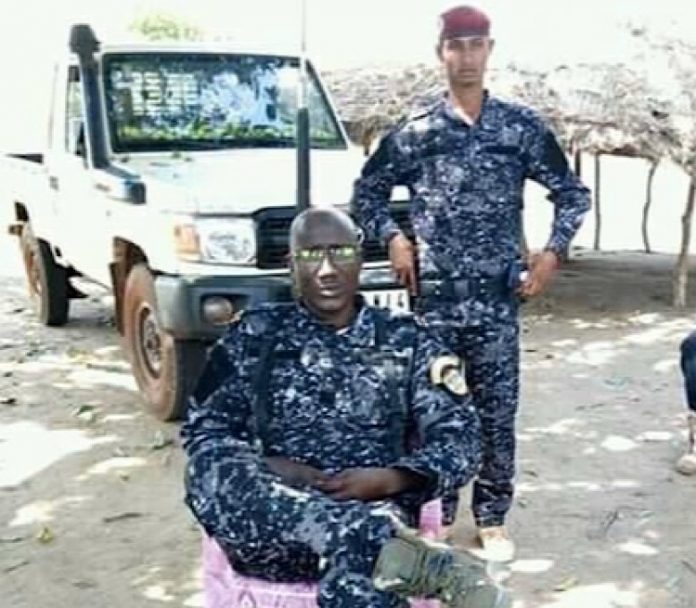 Le Chef rebelle Ali Darassa présente ses voeux à la nation centrafricaine le premier janvier 2020. Crédit photo : UPCet son garde du corps le-chef-rebelle-ali-darassa-sur-un-fauteuil-avec-son-garde-du-corps-derrière-pour-ses-voeux-à-la-nation-en-janvier-2020 RCA : Ali Darassa appelle les hommes politiques à œuvrer pour le bien des Centrafricains.