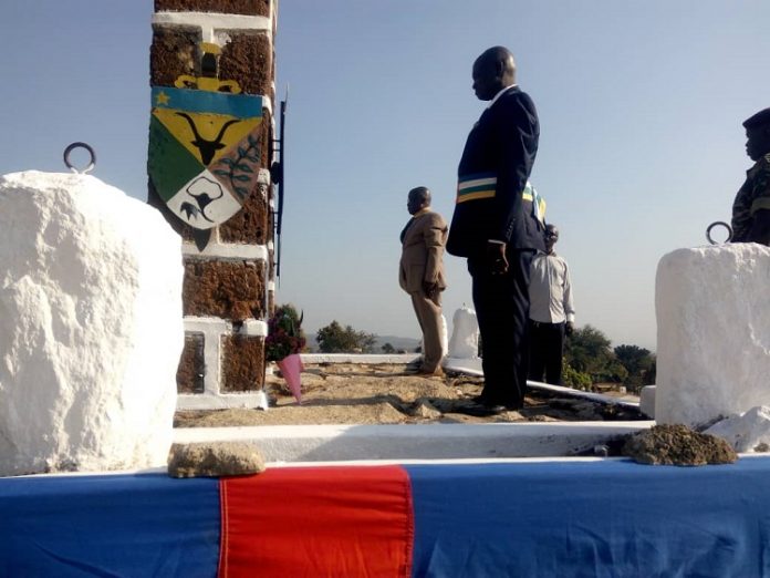 le maire de Bouar, monsieur Lazare Nambena, le 30 novembre 2019 lors du dépot des gerbes à la veille de la fête de la proclamation de la République centrafricaine. Crédit photo : Gervais Lenga / Corbeaunews-Centrafrique (CNC) le-maire-de-bouar-monsieur-Lazare-Nambena-le-30-novembre-2019-lors-du-dépot-des-gerbes-la-veille-de-la-fête-de-la-proclamation-de-la-République-centrafricaine. Enrichissement illicite :  le Maire de Bouar et un chef de quartier sous le feu de critique.