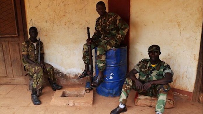 Des combattants rebelles de l'ex-coalition Seleka à Bambari pour illustration. CopyrightDR les-3-rebelles-de-la-Séléka-à-Bambari-dans-leur-camp-Reuters-IMG_11mars2018234710 Alindao : un commandant de l’UPC tué dans l’affrontement avec les FACA jeudi.