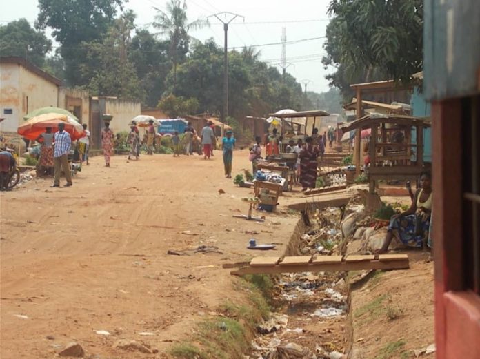 Illustration du marché Tékpa à la cité Jean-23, dans le quatrième arrondissement de Bangui. Crédit photo : Mickael Kossi / CNC. marché-Tékpa-de-la-citée-Jean-XXIII-2 Bangui / faits divers : décès d’un enfant de six ans après avoir été injecté par son père.