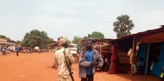 Un combattant rebelle du FPRC parle à un habitant de Bria, dans la préfecture de Haut-Koto. Crédit photo : Moïse Banafio/CNC