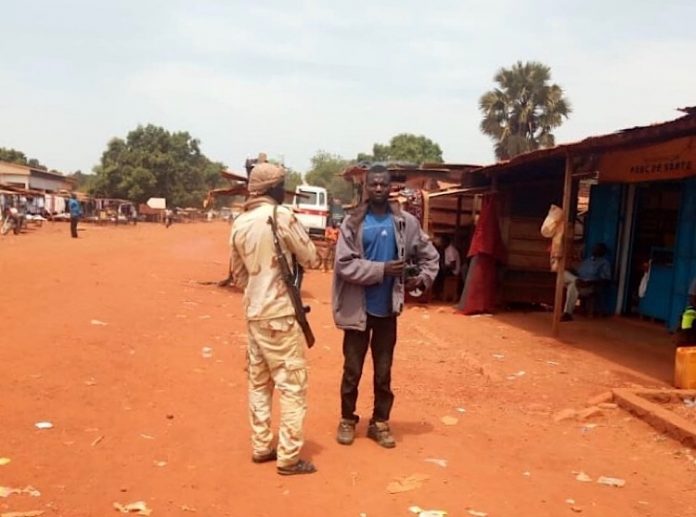 Un combattant rebelle du FPRC parle à un habitant de Bria, dans la préfecture de Haut-Koto. Crédit photo : Moïse Banafio/CNC un-rebelle-et-un-civil-se-parrlent-a-bria-corbeaunews-centrafrique Bria : un combattant rebelle du FPRC crée la panique au village Ngoundja.