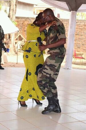 Général du Corps d'Armée, Dolewaya esquissant un pas de danse avec son épouse lors du repas organisé à l'honneur des généraux à bangui le premier février 2020. Photo : présidence de la République centrafricaine.