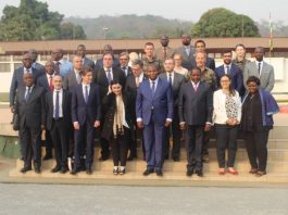 La photo de famille à la fin du dialogue politique entre l'Union européenne et le gouvernement centrafricain au palais de la Renaissance le 14 février 2020