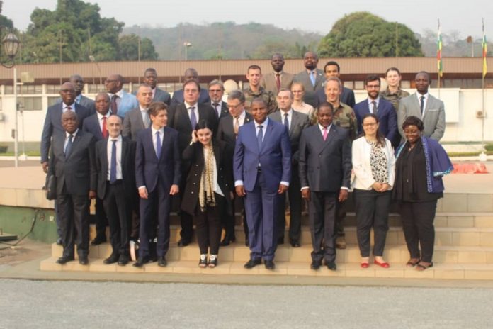 La photo de famille à la fin du dialogue politique entre l'Union européenne et le gouvernement centrafricain au palais de la Renaissance le 14 février 2020 La-photo-de-famille-à-la-fin-du-dialogue-politique-entre-lUnion-européenne-et-le-gouvernement-centrafricain-au-palais-de-la-Renaissance-le-14-février-2020 Centrafrique : Le gouvernement Centrafricain et l’Union européenne s’accordent sur les priorités politiques et stratégiques à l’an 1 de l’APPR