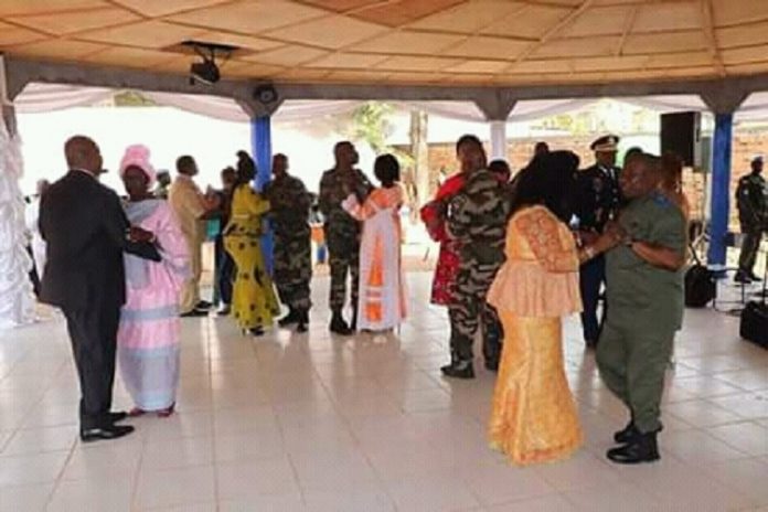 Le couple présidentiel et les généraux en danse lors du repas organisé à l'honneur des généraux à bangui le premier février 2020. Photo : Présidence de la République. Le-couple-présidentiel-et-les-généraux-en-danse-lors-du-repas-des-généraux-à-bangui-le-premier-février-2020-photo-présidence RCA : Mafia dans l’armée, le colonel Charles Ngremangou est-il le parrain?