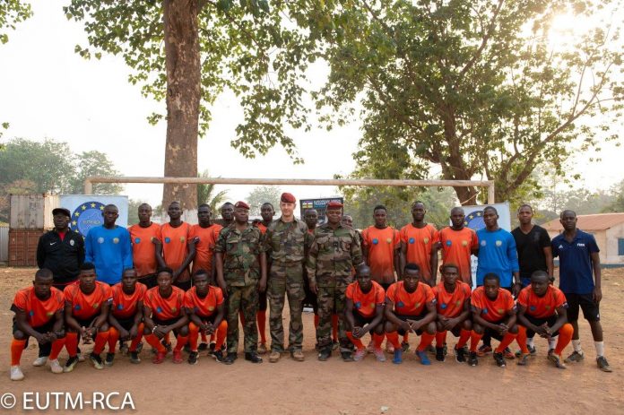 Le général commandant de l’EUTM remet un don des maillots de football à l’équipe de Forces de Défense et de Sécurité Le général commandant de l’EUTM remet un don des maillots de football à l’équipe de Forces de Défense et de Sécurité Le-général-commandant-de-l’EUTM-remet-un-don-des-maillots-de-football-à-l’équipe-de-Forces-de-Défense-et-de-Sécurité- RCA : Football, le général Éric PELTIER, commandant l’EUTM-RCA, remet les tenues officielles au capitaine de l’équipe FDS FC.