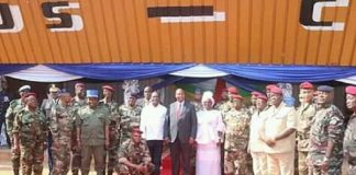 Les généraux des forces armées centrafricaines entourant Touadera lors du repas des généraux à bangui le premier février 2020 photo présidence