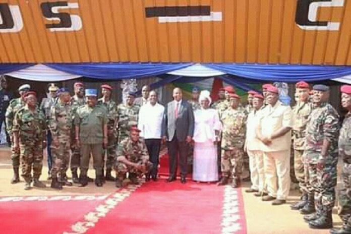 Les généraux des forces armées centrafricaines entourant Touadera lors du repas des généraux à bangui le premier février 2020 photo présidence Les-généraux-des-forces-armées-centrafricaines-entourant-Touadera-lors-du-repas-des-généraux-à-bangui-le-premier-février-2020-photo-présidence Centrafrique: Le général Dolewaya et l'ombre du maquis : vers un changement de camp ?