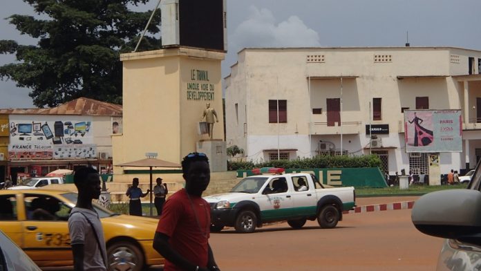 Le centre-ville de Bangui, le 18 août 2019. Photo CNC / Mickael Kossi. centre-ville-bangui-rondpoint-zero- RCA : Un homme arrêté à Bangui pour avoir brûlé publiquement un drapeau français.