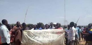 des manifestants brandissent une bandorole anti-minusca devant la base de la minusca à ndélé le 16 février 2020 par corbeaunews-centrafrique