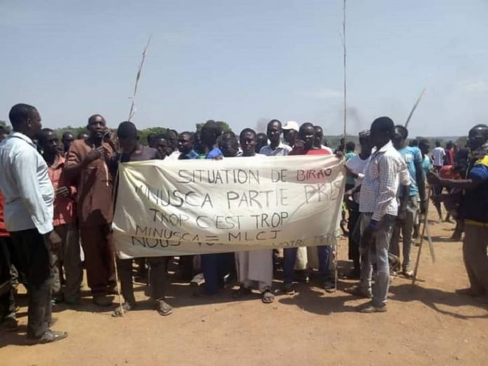 des manifestants brandissent une bandorole anti-minusca devant la base de la minusca à ndélé le 16 février 2020 par corbeaunews-centrafrique des-manifestants-brandissent-une-bandorole-anti-minusca-devant-la-base-de-la-minusca-à-ndélé-le-16-février-2020-par-corbeaunews-centrafrique RCA: Ndélé, déclarée ville morte, et la MINUSCA toujours sous pression des rebelles.