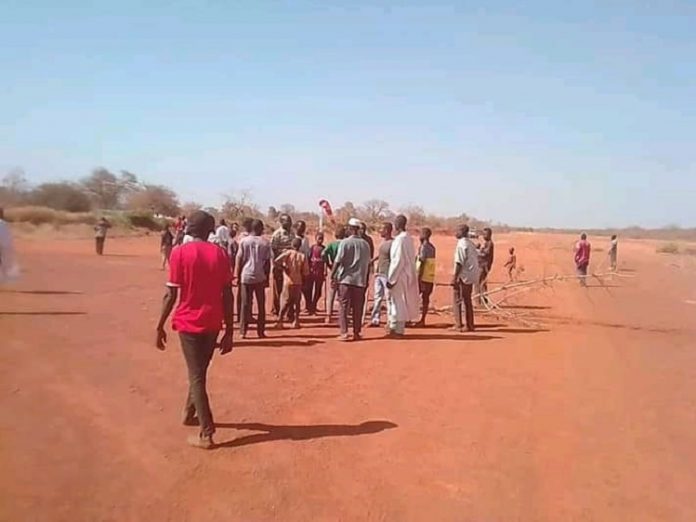 des manifestants sur la piste de l'aérodrome de birao par cnc des-manifestants-sur-la-piste-de-laérodrome-de-birao-par-cnc RCA : La piste d'aérodrome de Birao est occupée  par les déplacés Rounga.