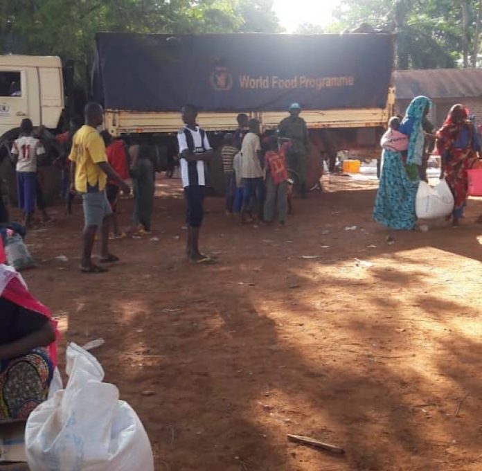 Distribution des vivres par le programme alimentaire mondial (PAM) aux habitants de Bria, dans la Haute-Kotto. Photo CNC / Moïse Banafio distribution-des-vivres-par-le-PAM-à-Bria-en-présence-de-la-population-locale Centrafrique : De groupes armés aux forces Gouvernementales, comment les organisations humanitaires se font arnaquées en toute impunité.