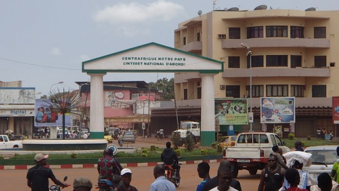 Entrée centre-ville de Bangui. Photo CNC / Fortuné Bobérang. entrée-rondpoint-centre-ville-de-bangui- RCA : APPEL CITOYEN À LA CLASSE POLITIQUE CENTRAFRICAINE