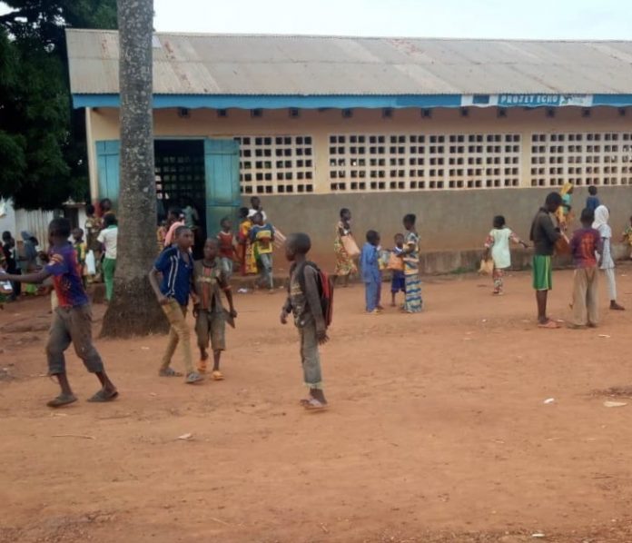 Les élèves dans la cour de l'école prefectorale Yidjama à Bria. Photo CNC / Moïse Banafio. les-eleves-dans-la-cour-de-ecole-prefectorale-yidjama-de-bria-corbeaunews-centrafrique-7mars2019 RCA : Ndélé, altercation au couteau entre deux élèves du lycée moderne.