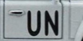 logo des nations unies à côté d'un blindé de la minusca à Bangui