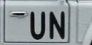 logo des nations unies à côté d'un blindé de la minusca à Bangui