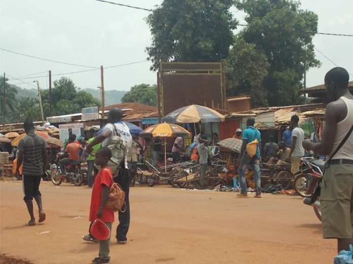 Marché de Boyrabe dans le quatrième arrondissement de Bangui. Photo CNC / Mickaël Kossi marché-de-Boy-Rabe-de-Bangui-3-par-corbeaunews-centrafrique RCA : une opération du ministère des Transports contre les motocyclettes clandestines tourne à la débandade générale.