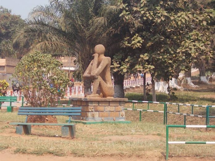 place-le-penseur-bangui-centrafrique-micka-corbeaunews Bangui, un corps sans vie retrouvé devant la maison des jeunes de Boyrabe.