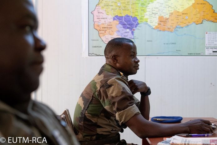 15 militaires centrafricains, candidats aux Ecoles d’officiers français 15-militaires-centrafricains-candidats-aux-Ecoles-d’officiers-français EUTM-RCA : 15 militaires centrafricains, candidats aux Ecoles des officiers en France.