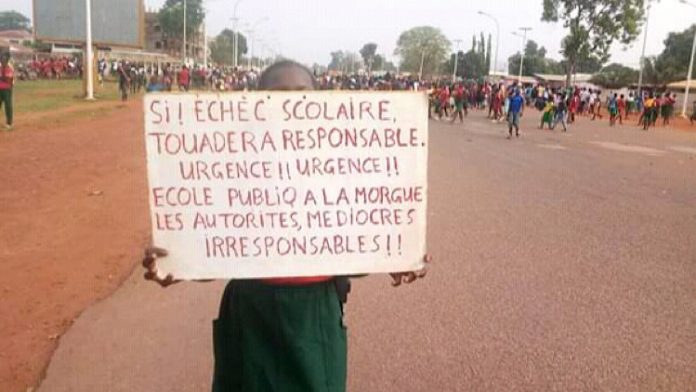 Manifestations des élèves le 2 mars 2020 sur l’avenue des martyrs à Bangui. 32F462E5-E803-45DF-9CD8-971C62DE5FAE RCA : pagailles générales dans les écoles, Touadera en voyage.