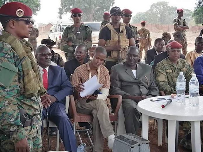 Le chef rebelle Ali Darassa, en costume marron français, entouré à sa gauche de son porte-parole, et à sa droite de l’un des officiers de la Seleka, lors de la signature de l’accord de paix intergroupe armé à Bria, le 19 mars 2020. Photo CNC/ Moïse Banafio E7EDCDD8-94E7-4685-AEBB-051E3DDB1EB4 RCA : Ali  Darassa, patron de l’UPC  nomme un nouvel ambassadeur auprès du comité de suivi de l’APPR-RCA.