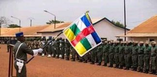 Des élèves gendarmes sous le drapeau national à Kolongo le 7 mars 2020. CNC