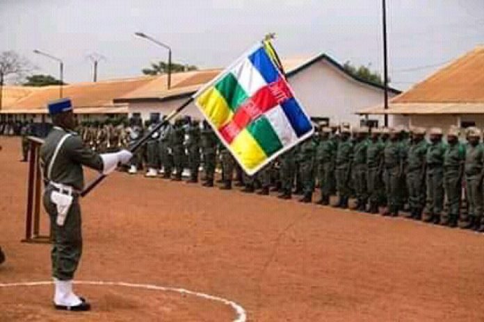 Des élèves gendarmes sous le drapeau national à Kolongo le 7 mars 2020. CNC F84DA753-9AFD-4571-BB14-091EBF1B17DC