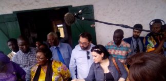 La Cheffe de la délégation de l'UE en RCA, Samuela Isopi, la ministre de la promotion des femmes, Aline Gisèle Pana et les autres personnes au centre d'écoute. Photo CNC / Jefferson Cyrille Yapendé