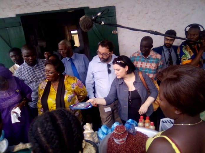 La Cheffe de la délégation de l'UE en RCA, Samuela Isopi, la ministre de la promotion des femmes, Aline Gisèle Pana et les autres personnes au centre d'écoute. Photo CNC / Jefferson Cyrille Yapendé La-Cheffe-de-la-délégation-de-lUE-en-RCA-Samuela-Isopi-la-ministre-de-la-promotion-des-femmes-Aline-Gisèle-Pana-et-les-autres-personnes-au-centre-découte Centrafrique : l’Union européenne s’active pour l’autonomisation socio-économique des femmes et filles  