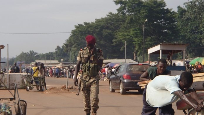 Barrière du PK12 à la sortie nord de Bangui, capitale de la République centrafricaine. Photo CNC / Fprtuné Bobérang. PK12-barrière- Le ministre de la Santé, Dr Somsé  confirme le sixième cas de Covid-19 en République centrafricaine.