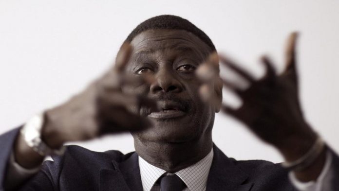 Pape Diouf, ancien président de l’Olympique de Marseille, lors d'une conférence de presse, le 20 novembre 2014. (BORIS HORVAT / AFP) Pape-Diouf-ancien-président-de-l’Olympique-de-Marseille-lors-dune-conférence-de-presse-le-20-novembre-2014.- Coronavirus : Pape Diouf, ancien président de l’Olympique de Marseille, est mort du Covid-19 à l'âge de 68 ans