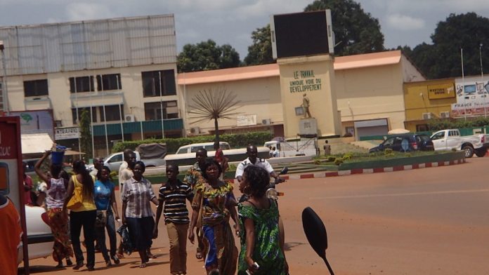 Les piétons dans une rue du Centre-ville de Bangui, capitale de la République centrafricaine, le 15 février 2020. Photo CNC / Mickael Kossi. circulation-centre-ville-bangui-pieton Covid-19 : l’OMS appelle l’Afrique à se préparer au pire et à éviter les rassemblements de masse